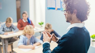 Çok Irklı Çocuklar İlköğretim Okulu 'nda Bilim Öğrenen ve Yaratıcı Düşünen Çocuklar Sınıfı' na Öğretmen Açıklama Dersi Üzerine..