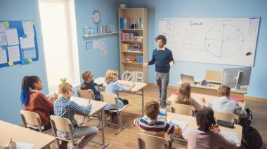 Coşkulu Öğretmen Çok Irklı Çocuklar İlköğretim Okulu Öğrenme Bilimi ve Yaratıcı Düşünme Grubu 'nda çeşitli parlak çocuklarla dolu bir sınıfa ders veriyor. Yüksek Açı Atışı