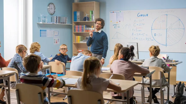 Caring Teacher Explains Lesson to a Classroom Full of Bright Diverse Children. In Elementary School with Group of Smart Multiethnic Kids Learning Science. — Stock Photo, Image