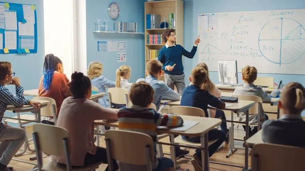 Caring Teacher Explains Lesson to a Classroom Full of Bright Diverse Children. In Elementary School with Group of Smart Multiethnic Learning Science, Listening to a Teacher with Great Interest — Stock Photo, Image