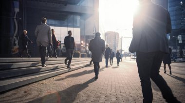 Ofis Yöneticileri ve İş Adamları Sabah İşe İşe İşe Dönüş ya da Ayağında Güneşli Bir Gün 'de Ofis' ten. Yayalar çok şık giyinidirler. Şehir merkezinde Yürüyen Başarılı İnsanlar. Şehir merkezinde Bulutlu Gün