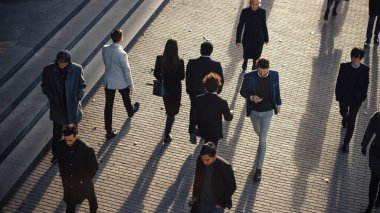Ofis Yöneticileri ve İş Adamları Yüksek Açı Fotoğrafı Sabah İşe İşe Dönüş ya da Ayağında Güneşli Bir Gün 'de Ofisten. Yayalar çok şık giyinidirler. Akıllı Telefonları Tutan Başarılı İnsanlar.