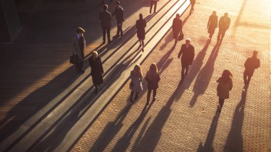 Ofis Yöneticileri ve İş Adamları Sabah İşe İşe İşe Dönüş ya da Ayağında Güneşli Bir Gün 'de Ofis' ten. Yayalar çok şık giyinidirler. İki İşadamı Tokalaşıyor. Yukarıdan çekilen.