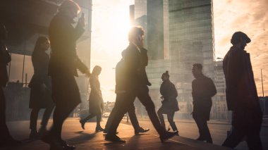 Ofis Yöneticileri ve İş Adamları Sabah İşe İşe İşe Dönüş ya da Ayağında Güneşli Bir Gün 'de Ofis' ten. Yayalar çok şık giyinidirler. Akıllı Telefonları Tutan Başarılı İnsanlar. Şehir merkezinde güneşli bir gün