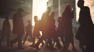 Ofis Yöneticileri ve İş Adamları Sabah İşe İşe İşe Dönüş ya da Ayağında Güneşli Bir Gün 'de Ofis' ten. Yayalar çok şık giyinidirler. Akıllı Telefonları Tutan Başarılı İnsanlar. Şehir merkezinde güneşli bir gün
