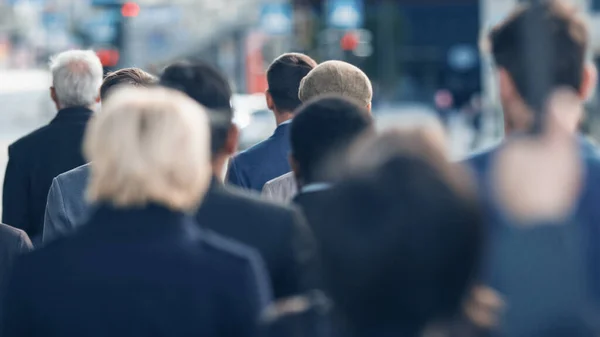 Diverse and Multicultural Office Managers and Business People Commute to Work or from Office on Foot (dalam bahasa Inggris). Pejalan kaki yang berpakaian Smartly dan Berjalan Away. Orang Sukses Berjalan di Pusat Kota. — Stok Foto