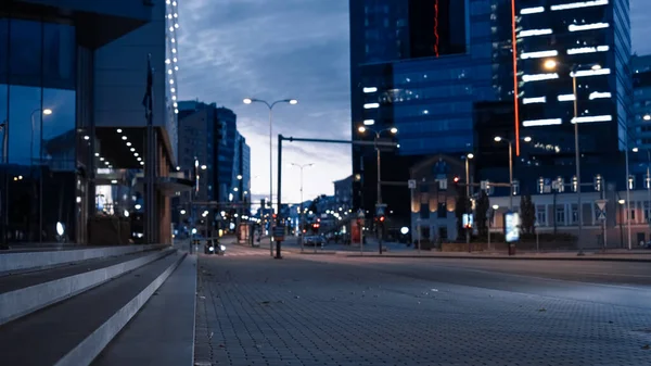Shot of Modern Business District Area το βράδυ. Ατμοσφαιρική Σκοτεινή Αστική Πόλη Φώτα στο παρασκήνιο. — Φωτογραφία Αρχείου