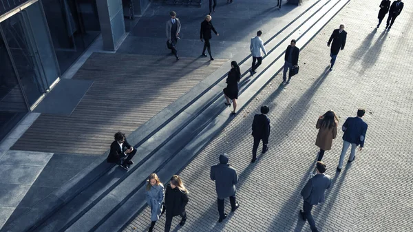 Kontorschefer och affärsmän pendla till jobbet på morgonen eller från kontoret på en solig dag på foten. Fotgängare är snyggt klädda. Framgångsrika människor går i centrum. Skjuten ovanifrån. — Stockfoto