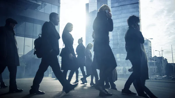 Office Managers and Business People Commute to Work in the Morning or from Office on a Sunny Day on Foot. Pedestrians are Dressed Smartly. Successful People Holding Smartphones. Cloudy Day in Downtown — Stock Photo, Image