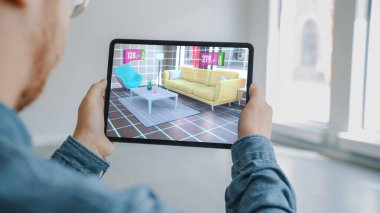 Dekorasyon Apartmanı: Man Holding Digital Tablet with AR Interior Design Software Seles 3D Mobilya to Home from Online Shop with Shown Price. 3B Render ile Omuz Ekran Görüntüsü