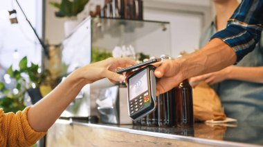 Genç Kadın Gourme Street Food 'un parasını ödemek için akıllı telefonuna NFC Ödeme Uygulamasını kullanıyor. Çevre dostu Glüten Ücretsiz Gıda Merkezi Modern Füzyon Mutfağı Satıyor