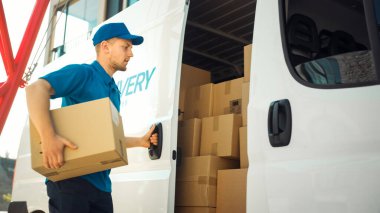 Kurye, Karton Paketi Açılmış Teslimat Minibüsünden alır ve Kapıyı Kapar. Posta Paketi Müşteriye Teslim Ediliyor.