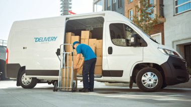 Kurye, Van Side Door 'dan karton paket çıkartıyor. Profesyonel Kurye Yükleyici Satın Aldıklarınızı etkili bir şekilde taşımanıza, teslim etmenize yardımcı olur
