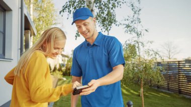 Güzel Genç Kadın Karton Paket Paketini Veren Teslimatçıyla Tanışıyor, Elektronik İmza Posta Cihazı İmzalıyor. Varoş Mahallesi 'nde Kurye Paketi Teslim Ediyor.