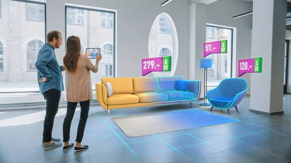 Appartamento decorativo: Bella coppia uso tablet digitale con realtà aumentata Interior Design Software per scegliere mobili 3D per la loro casa. Mobili da Negozio Online con Prezzi. — Foto Stock