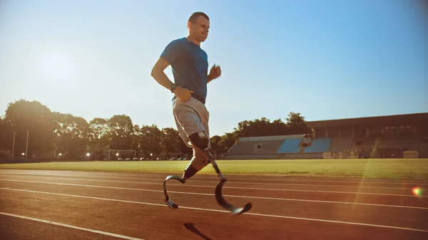 Athletic Disabled Fit Man with Prosthetic Running Blades está entrenando en un estadio al aire libre en una tarde soleada. Amputado corredor corriendo en una pista de estadio. Shot deportivo motivacional . —  Fotos de Stock