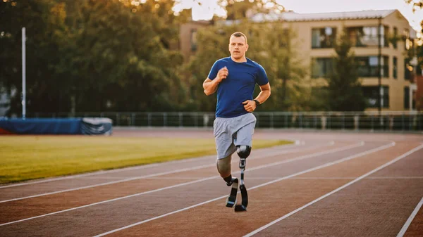 Athletic Disabled Fit Man with Prosthetic Running Blades är träning på en utomhusarena på en solig eftermiddag. Amputerad löpare Joggar på en Stadium Track. Motivationsspel Skott. — Stockfoto