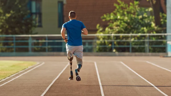 Athletic Disabled Fit Man with Prosthetic Running Blades está entrenando en un estadio al aire libre en una tarde soleada. Amputado corredor corriendo en una pista de estadio. Shot deportivo motivacional . —  Fotos de Stock