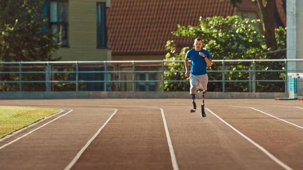 Athletic Disabled Fit Man with Prosthetic Running Blades está entrenando en un estadio al aire libre en una tarde soleada. Amputado corredor corriendo en una pista de estadio. Shot deportivo motivacional . —  Fotos de Stock