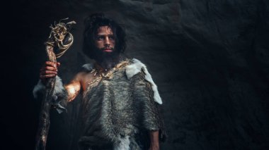 Hayvan Derisi Tutucu Taş Çekiç Giyen İlkel Mağara Adamı Tarih Öncesi Arazi Etrafına Bakar Hayvan Avlamaya Hazır. Neanderthal Ormana Avlanmaya Gidiyor. Düşük Açı Vuruşu