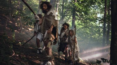 Hayvan Derisi Tutma Taşı Taşı Giyen Avcı-Toplayıcılar kabilesi Hayvan Avı Avında Tarih Öncesi Ormanı Keşfeder. Ormanda Neandertal Aile Avı ya da Daha İyi Topraklar İçin Göç
