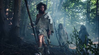 Hayvan Derisi Tutma Taşı Taşı Giyen Avcı-Toplayıcılar kabilesi Hayvan Avı Avında Tarih Öncesi Ormanı Keşfeder. Ormanda Neandertal Aile Avı ya da Daha İyi Topraklar İçin Göç