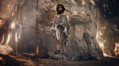 Hayvan Derisi Tutucu Taşı Giyen İlkel Mağara Adamı Tarih Öncesi Orman 'da Hayvan Avlamaya Hazır Çekiç Bakıyor. Neanderthal Ormana Avlanmaya Gidiyor.