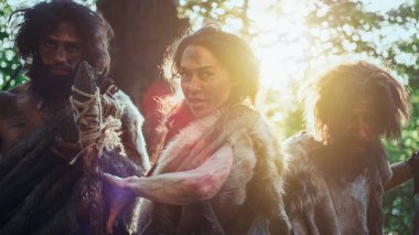 Dişi Lider ve İki İlkel Mağara Adamı Düşman 'ı Taş Deviren Mızrak, Çığlık, Tarih Öncesi Zamanlarda Mağaralarını ve Bölgelerini Savunmakla Tehdit Ettiler. Neandertaller Homo Sapiens Kabilesi