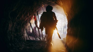 Hayvan Derisi ve Kürkü Taşı Tutan İlkel Mağara Adamı mağarasından avlanmaya hazır tarih öncesi ormana çıktı. Neanderthal Ormana Avlanmaya Gidiyor. Sıcak Filtreyle Çekilmiş.