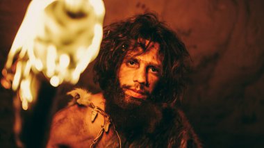 İlkel Mağara Adamı 'nın portresi Hayvan Derisi Giyen Gece Mağarasında Duran, Ateşli Meşale Tutan. İlkel mağara adamı Avcı Homo Sapiens Gece Kuyusunda Tek Başına