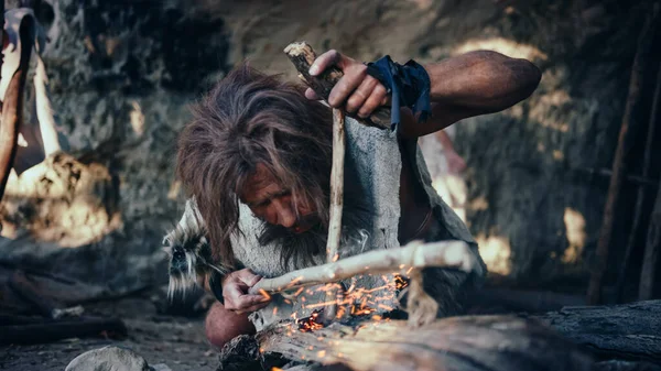 Primer plano Shot of a Primeval Caveman Wearing Animal Skin Trying to make Fire with Bow Drill Method. Neanderthal Kindle First Man-Made fire in the Human Civilization History (en inglés). Hacer fuego para cocinar . —  Fotos de Stock