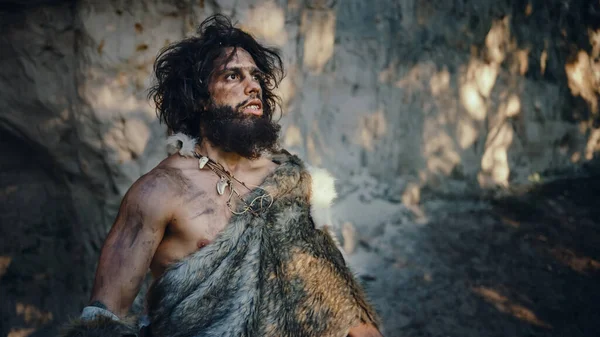 Portrait of Primeval Caveman Wearing Animal Skin Looks Around Forest Defending His Cave and Territory in the Prehistoric Times (en inglés). Líder Neandertal Prehistórico o Homo Sapiens — Foto de Stock