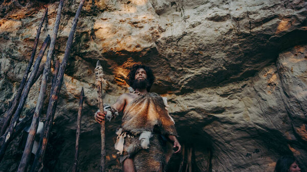Первобытный Пещерный человек в шкуре животного и меховом держат камень, опрокинутое копье выходит из пещеры в доисторический лес, готовый к охоте. Нетаньяху отправляется на охоту в лес
.