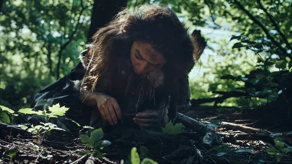 La mujer de la cueva prehistórica Hunter-Gatherer busca frutos secos y bayas en el bosque. Mujer Neandertal Primitiva Encontrando Alimentos en el Bosque Soleado — Foto de Stock