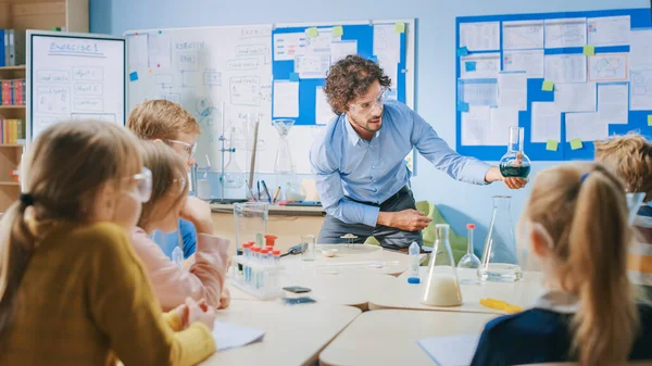 Escola Primária de Química Sala de aula: Entusiástico Professor Professores Grupo de Crianças, Mostra Experimento de Ciência pela Mistura de Produtos Químicos no Beaker. Crianças obtendo educação moderna, aprendendo coisas novas — Fotografia de Stock