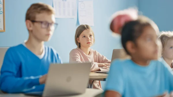 İlköğretim Okulu Bilgisayar Bilimi Sınıfı: Şirin Kız Dijital Tablet Bilgisayar Kullanıyor, Bir Öğretmeni Dikkatle Dinliyor. Çocuklar BTMM 'de Modern Eğitim Alırken, Oynarken ve Öğrenirken. — Stok fotoğraf