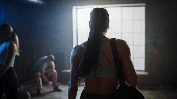 Aufnahme der schönen athletischen Frau, die in eine Hardcore-Turnhalle geht. Bereit für ihr Power Workout, Krafttraining und Bodybuilding-Training. — Stockfoto