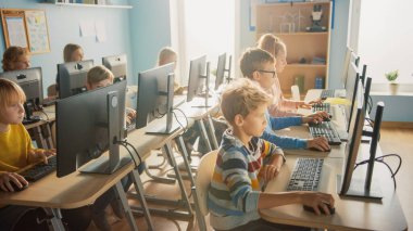 İlköğretim Okulu Bilgisayar Bilimi Sınıfı: Kişisel Bilgisayarlar, Bilgi Toplama, İnternet Güvenliği, Yazılım Kodlaması İçin Programlama Dili kullanan Çeşitli Küçük Akıllı Öğrenciler Grubu