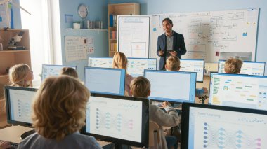 İlköğretim Sınıfı: Öğretmen Etkileşimli Dijital Beyaztahta Kullanıyor, Çeşitli Zeki Çocuklar Grubuna Ders Açıklıyor. Modern eğitim alan çocuklar, Bilgisayar Bilimi öğrenin, Yazılım Programlama