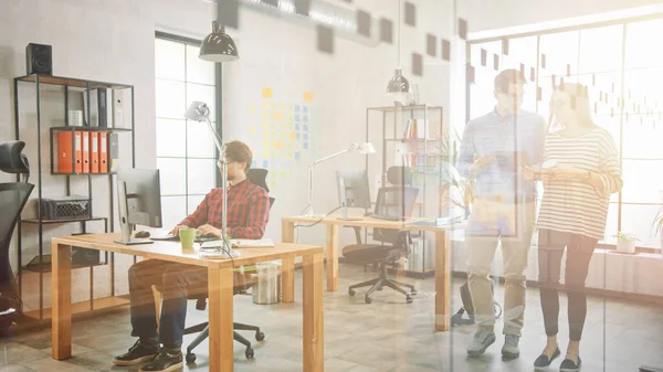 Blurred Shot of Creative Agency Life. Colega Mujer Viene a Coworker y Hablan de Oportunidades de Negocio. Concepto de oficina creativa. —  Fotos de Stock