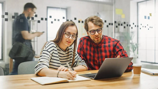 Jonge Casual Business Couple Gebruiken Laptop Creative Agency Loft Vriendelijke — Stockfoto