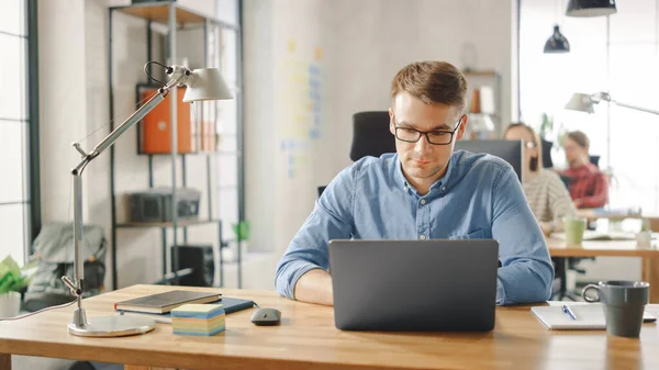 Hombre Joven Guapo Con Gafas Camisa Está Trabajando Ordenador Portátil — Foto de Stock