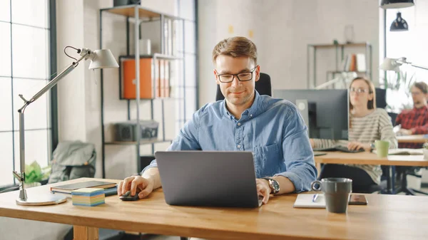 Hezký Mladý Muž Brýlích Košili Pracuje Notebooku Creative Business Agency — Stock fotografie