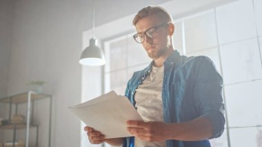 Genç Yaratıcı Tasarımcı Hikaye Tahtasında Çalışıyor, Çizimlerine ve Konseptlerine Bakıyor, Projesi İçin En İyi Çizimleri Seçiyor. Video Düzenleme, Çizgi Roman Derleme, Uygulama UI veya Oyun Çizimi