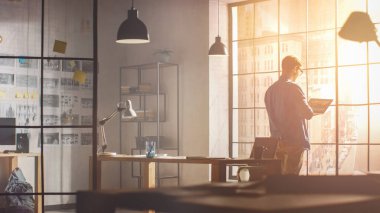 Düşünceli Genç Profesyonel Tasarımcı Masasında Oturur ve Penceresinden Büyük Şehir 'e Bakar, Bitirme Projesinin Sonraki Adımlarını Düşünür, Fikirlerini Yazar. Yakışıklı Profesyonel Çalışmalar