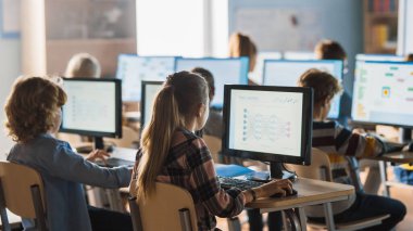 İlköğretim Okulu Bilim Sınıfı: Öğretmen, Bilgisayar üzerine çalışan, Yazılım Kodlaması için Programlama Dili Öğrenen Akıllı Küçük Öğrencileri Eğitiyor. Öğrenciler Modern Eğitime Gidiyor
