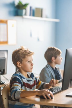 İlköğretim Okulu Bilgisayar Bilimi Sınıfı: Akıllı Küçük Öğrenci Kişisel Bilgisayarlar, Yazılım Kodlaması için Programlama Dili Üzerinde Çalışıyor. Öğrenciler Modern Eğitime Gidiyor