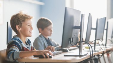 İlköğretim Okulu Bilgisayar Bilimi Sınıfı: Akıllı Küçük Öğrenci Kişisel Bilgisayarlar, Yazılım Kodlaması için Programlama Dili Üzerinde Çalışıyor. Öğrenciler Modern Eğitime Gidiyor.