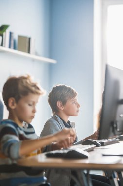 İlköğretim Okulu Bilgisayar Bilimi Sınıfı: Akıllı Küçük Öğrenci Kişisel Bilgisayarlar, Yazılım Kodlaması için Programlama Dili Üzerinde Çalışıyor. Öğrenciler Modern Eğitime Gidiyor.