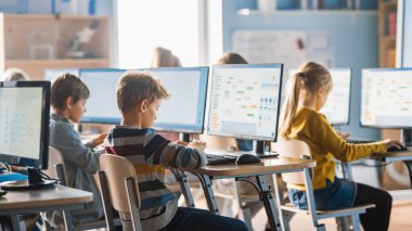 İlköğretim Okulu Bilgisayar Bilimi Sınıfı: Akıllı Küçük Öğrenciler Kişisel Bilgisayarlar, Yazılım Kodlaması için Programlama Dili Üzerinde Çalışıyor. Öğrenciler Modern Eğitime Gidiyor